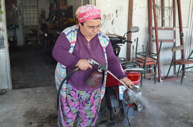 Eşine yardım için başladığı motosiklet tamirciliği mesleği oldu