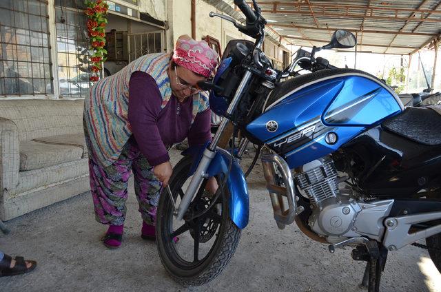 Eşine yardım için başladığı motosiklet tamirciliği mesleği oldu