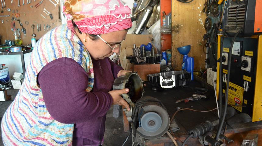 Eşine yardım i&ccedil;in başladığı motosiklet tamirciliği mesleği oldu