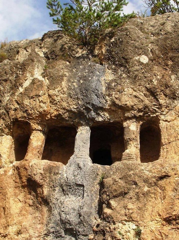 Kültür turu yapanlar bu topraklara bayılacaksınız! İşte 2 bin yıllık kaya mezarlar G1