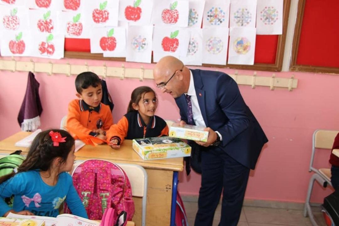 Başkan Altun&rsquo;dan &ouml;ğrencilere okuma kitabı