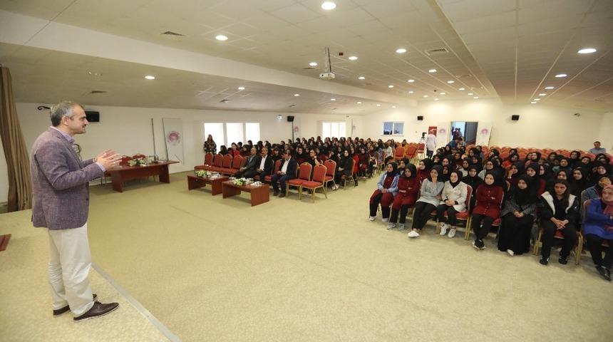 Başkan &Ccedil;ift&ccedil;i &ouml;ğrencilerle s&ouml;yleşi yaptı