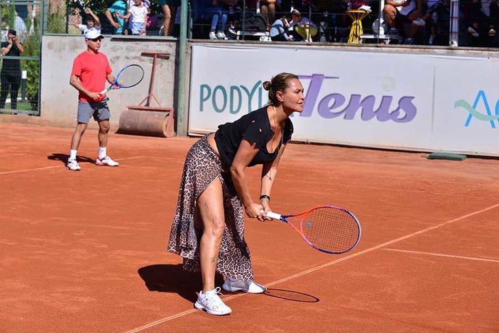 Hülya Avşar derin yırtmacıyla kortta G5