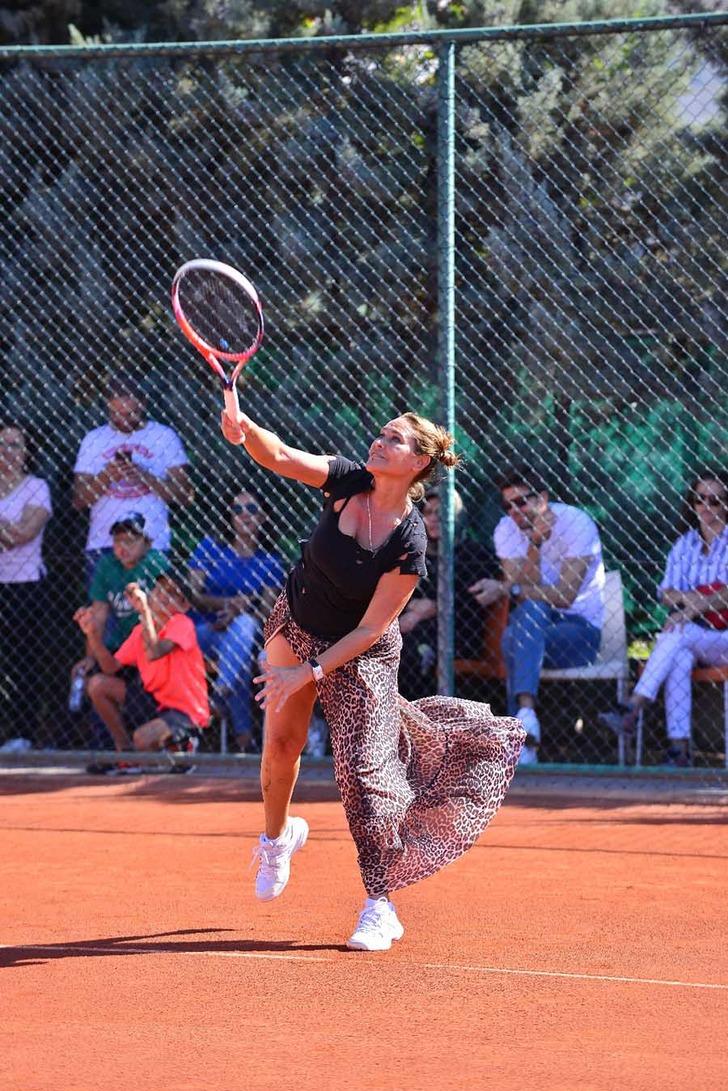 Hülya Avşar derin yırtmacıyla kortta G1