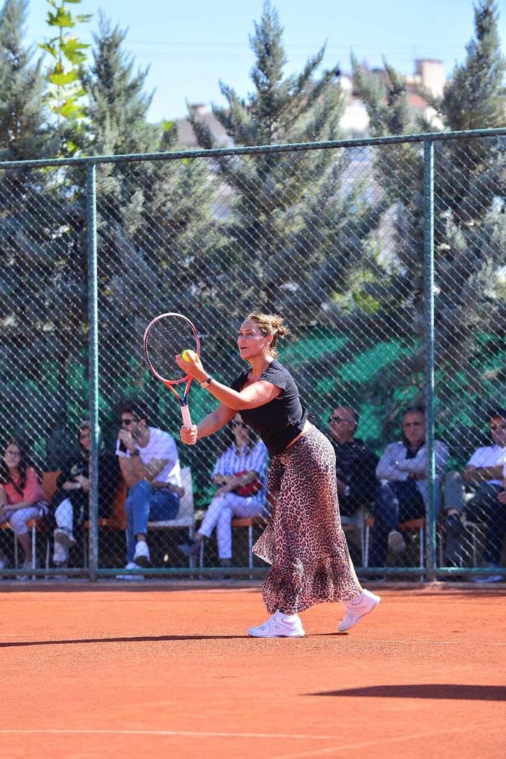 Hülya Avşar derin yırtmacıyla kortta G2