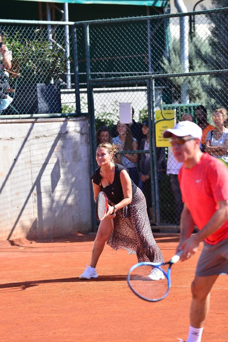 Hülya Avşar derin yırtmacıyla kortta G3