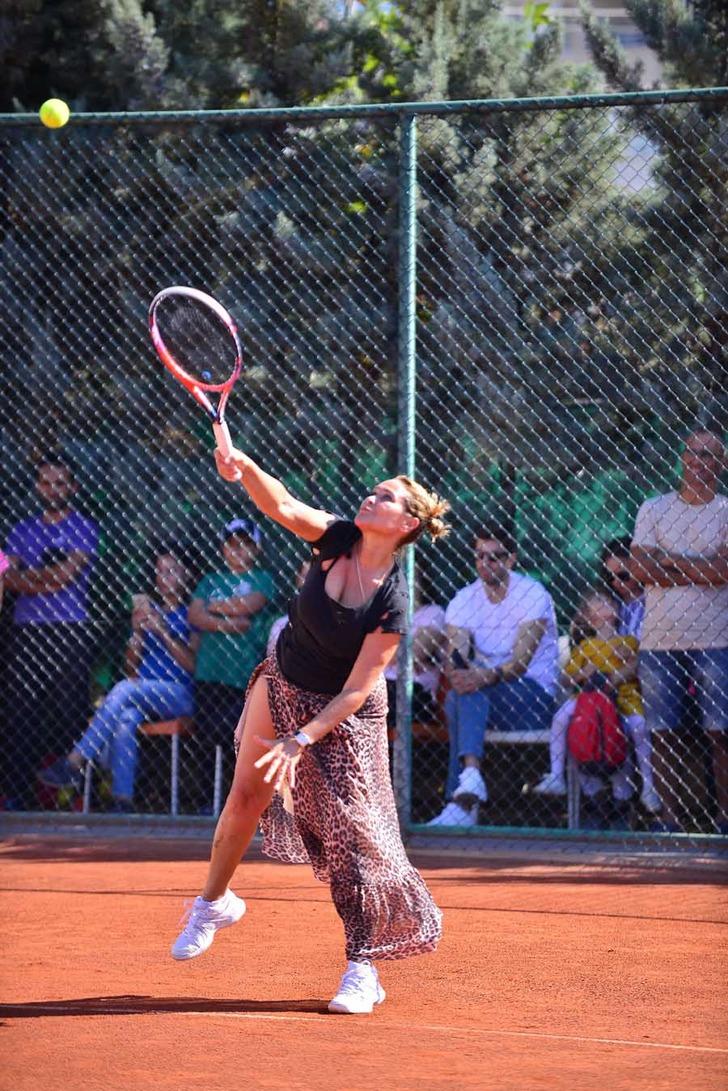 Hülya Avşar derin yırtmacıyla kortta G4