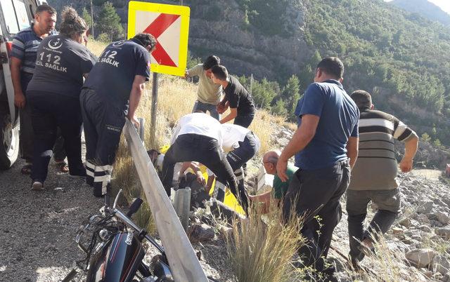 Motosiklet sürücüsünün bariyerlere çarpma anı güvenlik kamerasında