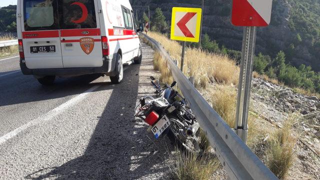 Motosiklet sürücüsünün bariyerlere çarpma anı güvenlik kamerasında