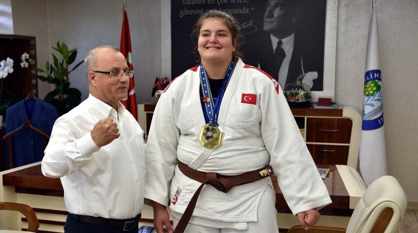 Başkan Kayda, Hilal &Ouml;zt&uuml;rk&rsquo;&uuml; tebrik etti