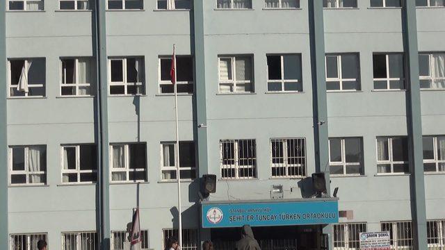 Arnavutköy'de az hasarlı okul önünde veli eylemi