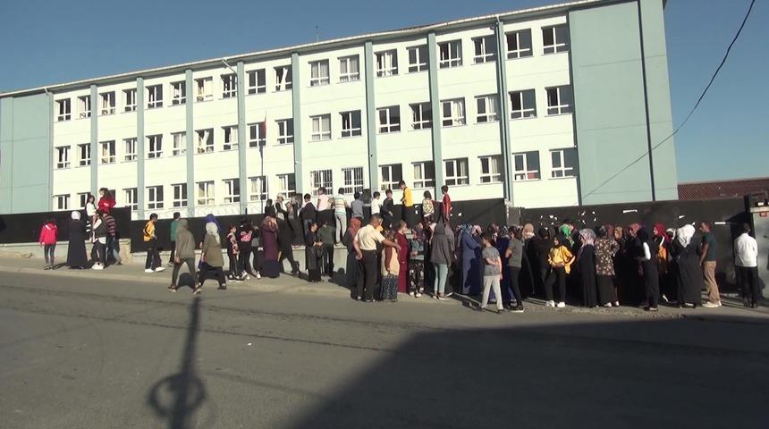 Arnavutk&ouml;y'de az hasarlı okul &ouml;n&uuml;nde veli eylemi