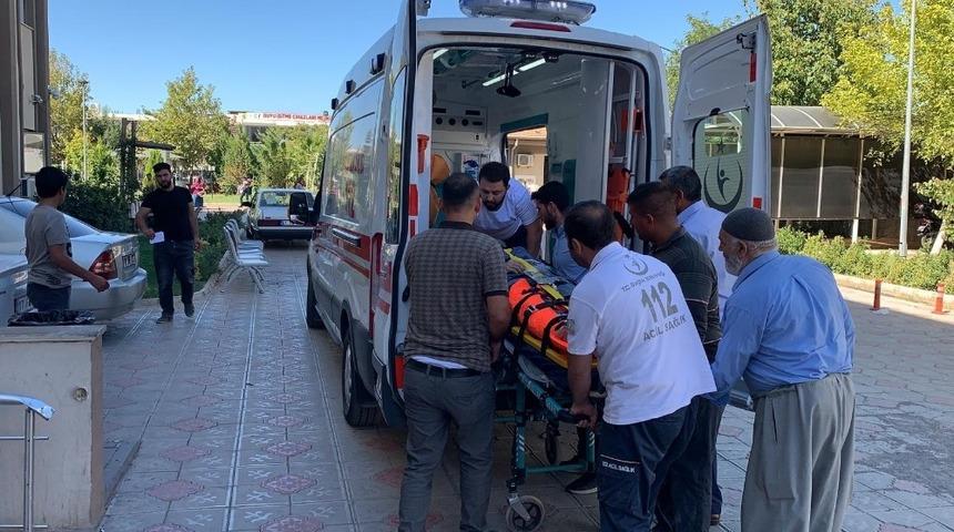 Trakt&ouml;r ile motosiklet &ccedil;arpıştı: 2 yaralı