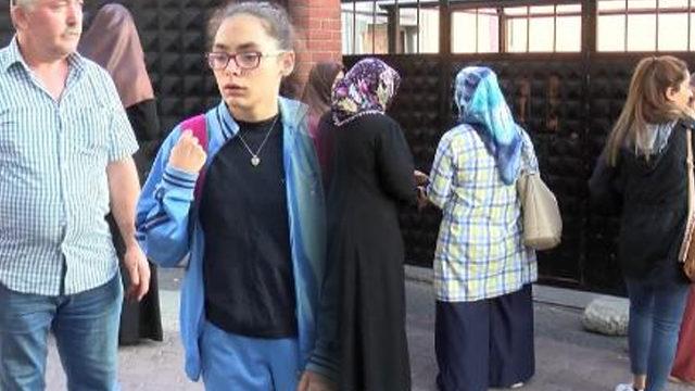 Yenibosna Ortaokulu'nun tatil edildiğini öğrenci ve veliler okul kapısında öğrendi