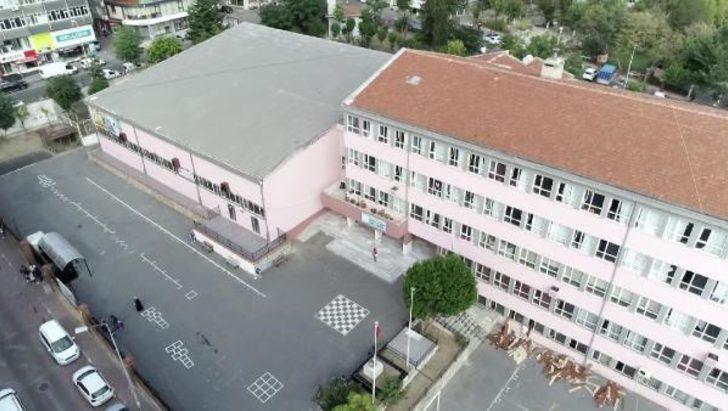 Yenibosna Ortaokulu'nun tatil edildiğini öğrenci ve veliler okul kapısında öğrendi G4