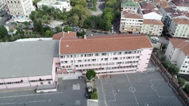 Yenibosna Ortaokulu'nun tatil edildiğini öğrenci ve veliler okul kapısında öğrendi G5