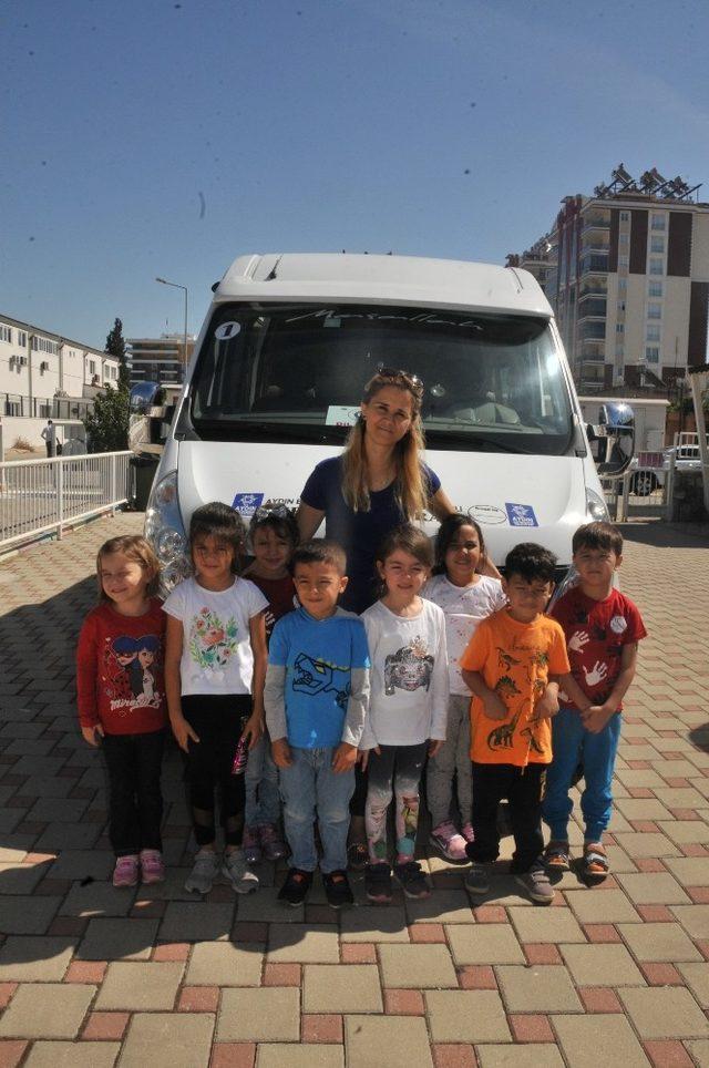 Azmetti minibüs kullanmayı öğrendi, servis şoförü oldu