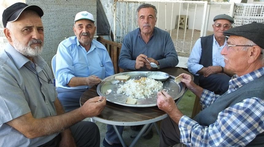 Muhtar bu geleneğini 8 yıldır s&uuml;rd&uuml;r&uuml;yor