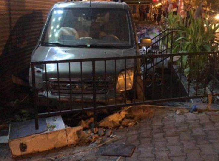 Antalya'da restorana giren aracın sürücüsü çevredekiler tarafından dövüldü G3