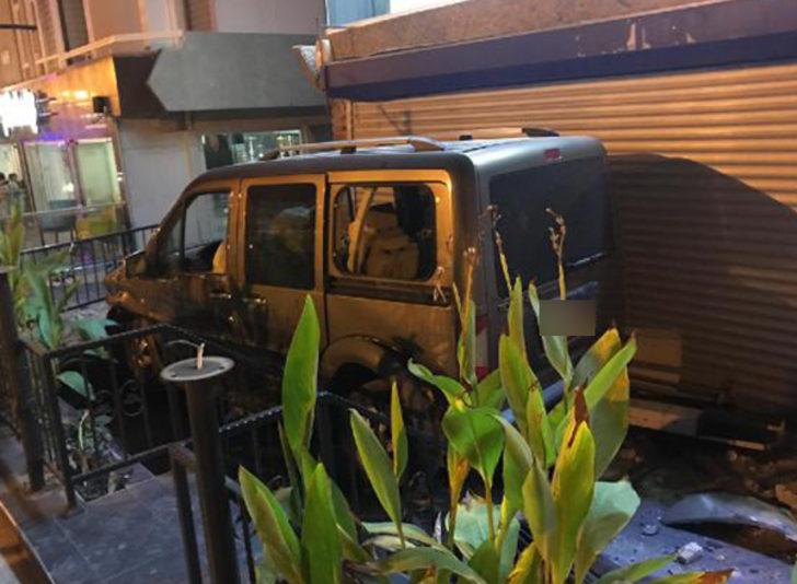 Antalya'da restorana giren aracın sürücüsü çevredekiler tarafından dövüldü G4