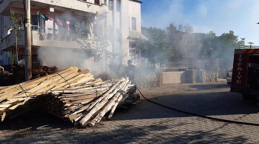 Kereste yangını b&uuml;y&uuml;meden s&ouml;nd&uuml;r&uuml;ld&uuml;