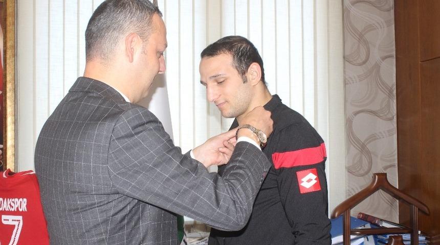 Başkan Alan antren&ouml;r ve sporcuyu altınla &ouml;d&uuml;llendirdi