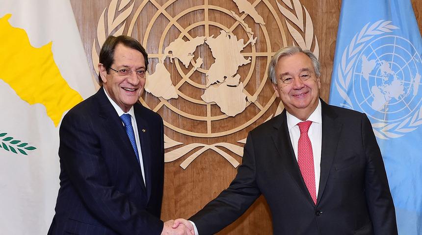 Anastasiadis'i taşıyan u&ccedil;ağın kokpit camı &ccedil;atladı, u&ccedil;ak acil iniş yaptı