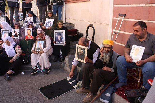 HDP önünde eylem yapan ailelere 85’lik deden destek ziyareti