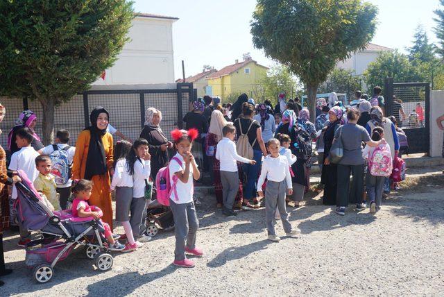 Marmara Ereğlisi nde depremde hasar g&ouml;ren okulun &ouml;ğrencileri nakledildi 2
