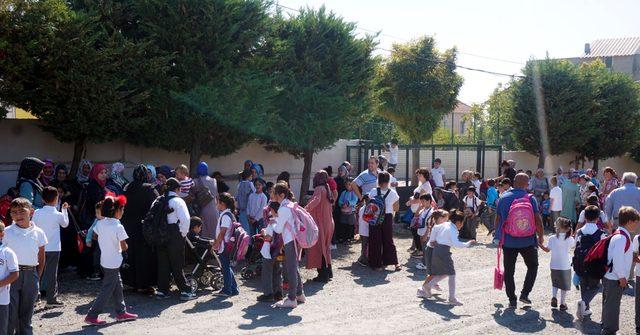 Marmara Ereğlisi nde depremde hasar g&ouml;ren okulun &ouml;ğrencileri nakledildi 4