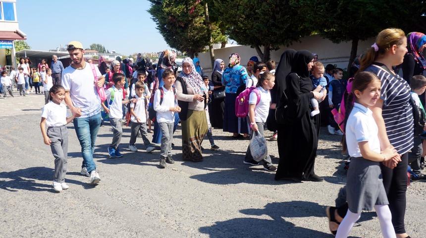Marmara Ereğlisi'nde depremde hasar g&ouml;ren okulun &ouml;ğrencileri nakledildi