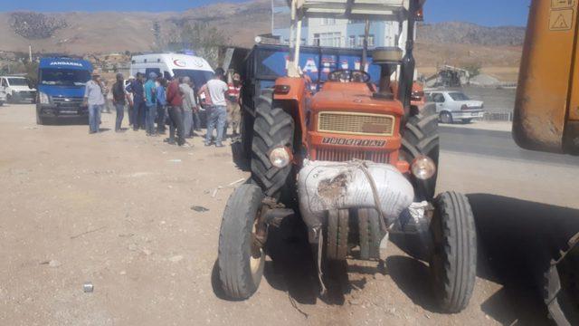 Traktör, motosiklete çarpıştı kaza anı kameraya yansıdı