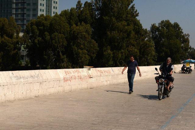 16 asırlık köprüye yine yazı yazıldı