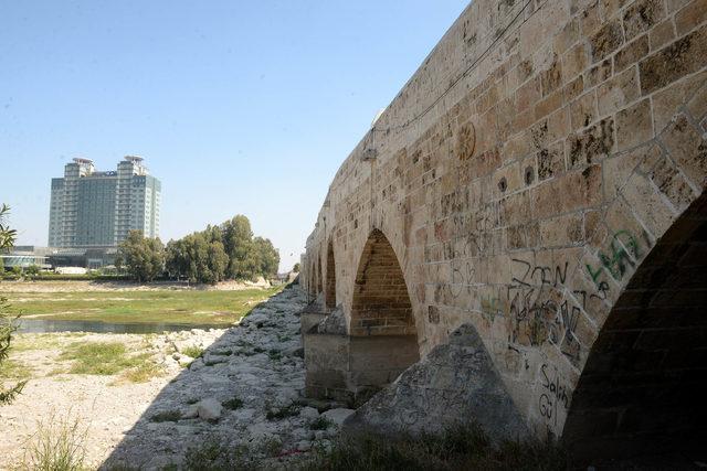 16 asırlık köprüye yine yazı yazıldı