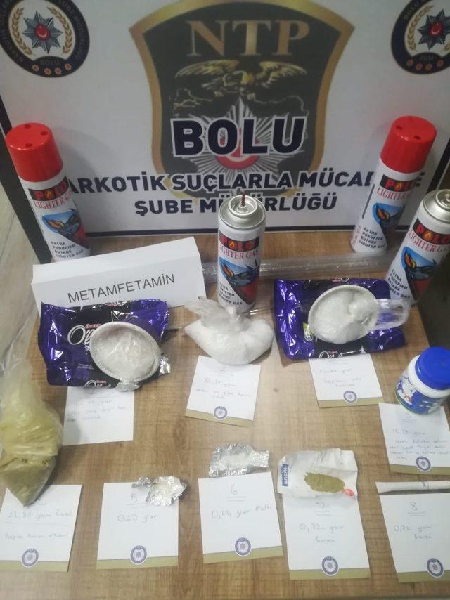 Bolu’da, keklerin içine gizledikleri 225 gram uyuşturucu ile yakalandılar