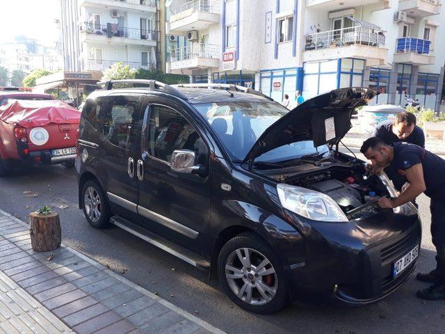 Alanya’da aracın motor kısmına sıkışan yavru kedi kurtarıldı