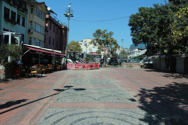 Ortaköy'de çöken yolda etrafı lağım kokusu sardı