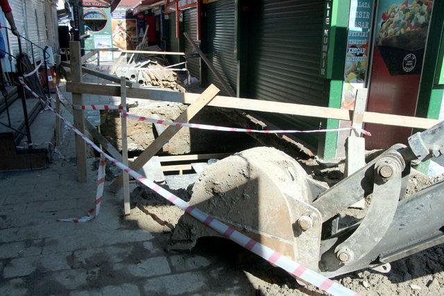 Ortaköy'de çöken yolda etrafı lağım kokusu sardı