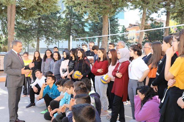 Burdur Valisi Hasan Şıldak öğrencilerle buluştu