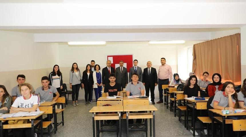 Burdur Valisi Hasan Şıldak &ouml;ğrencilerle buluştu