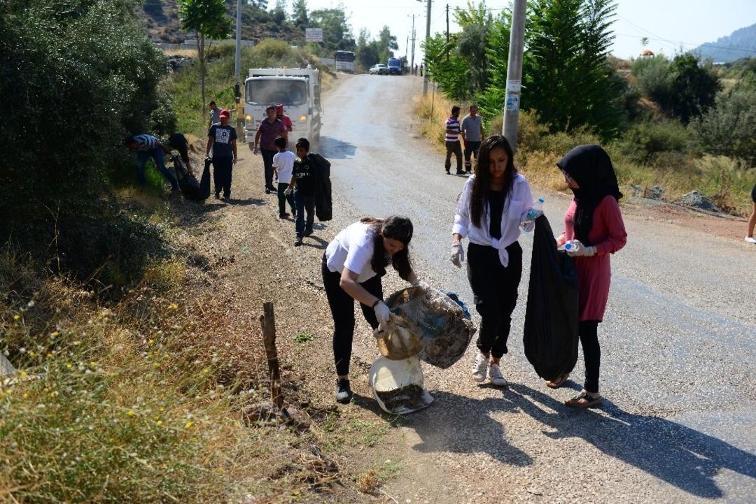 İklim değişikliğine, &ccedil;evre temizliği yaparak dikkat &ccedil;ektiler