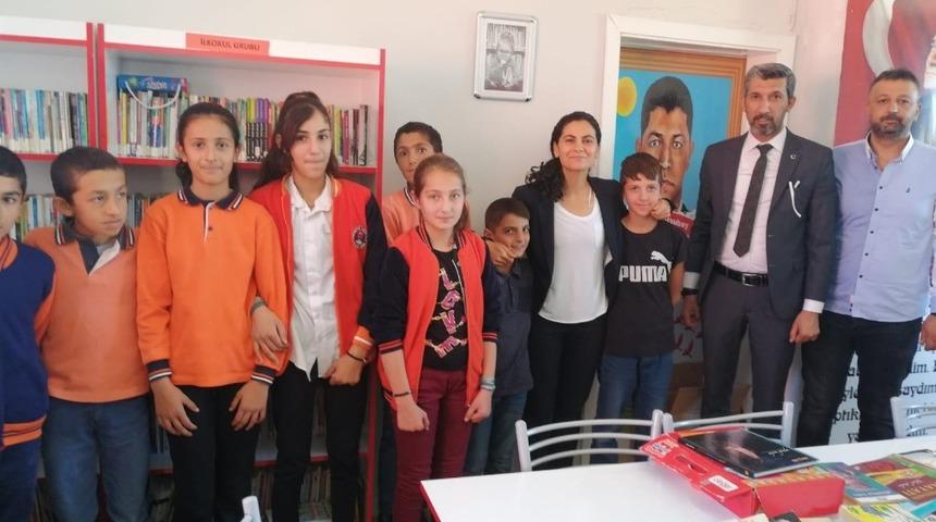 Okul kütüphanesine kitap yardımında bulunuldu