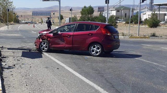 Kırıkkale’de iki otomobil çarpıştı: 1 ölü, 10 yaralı