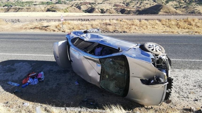 Otomobil levhaya çarpıp devrildi, 1 yaralı