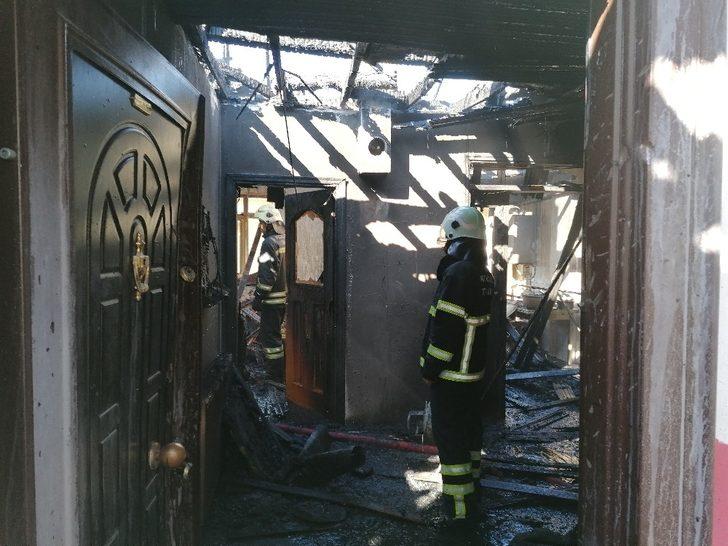 Kocaeli’de alev alev yanan çatı küle döndü G4