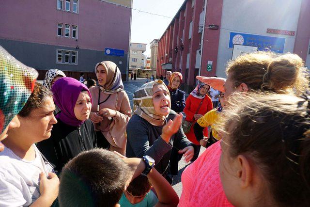 Sultangazi'de tatil edilen okulun velileri eylem yaptı