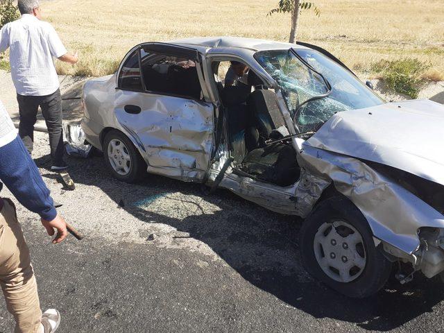 Kırıkkale'de 2 otomobil çarpıştı: 1 ölü, 10 yaralı