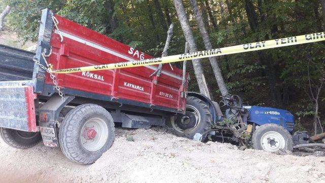 Ağaca çarpan traktörün sürücüsü öldü