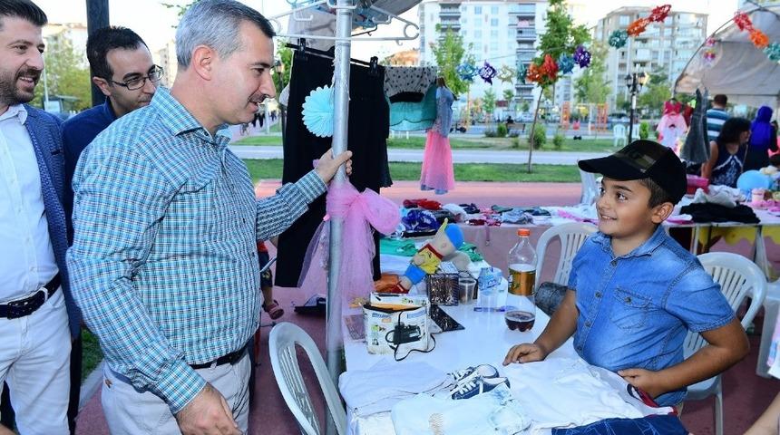 Geri d&ouml;n&uuml;ş&uuml;m &ccedil;arşısı etkinliği renkli ge&ccedil;ti