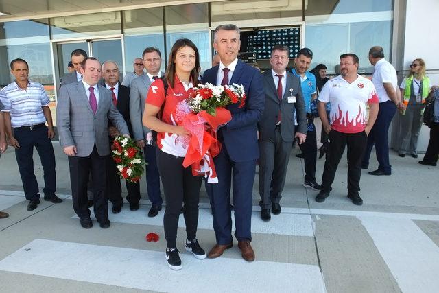 Dünya Şampiyonu Habibe, çiçeklerle karşılandı